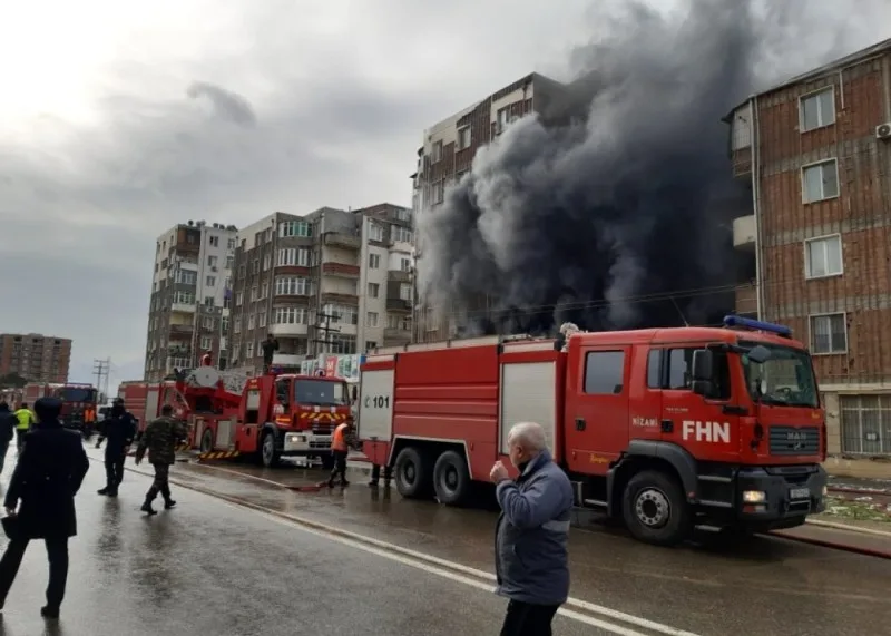 Bakıda yaşayış binasında yanğın oldu