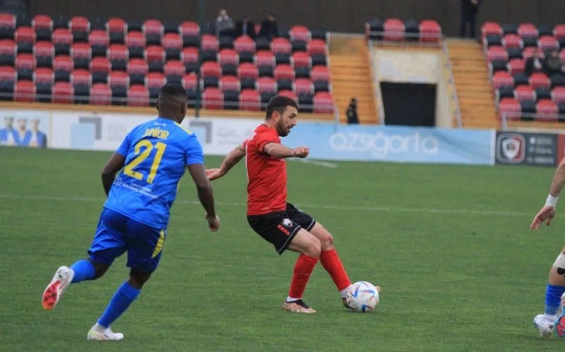 250-dən çox oyun keçirən futbolçuların adları