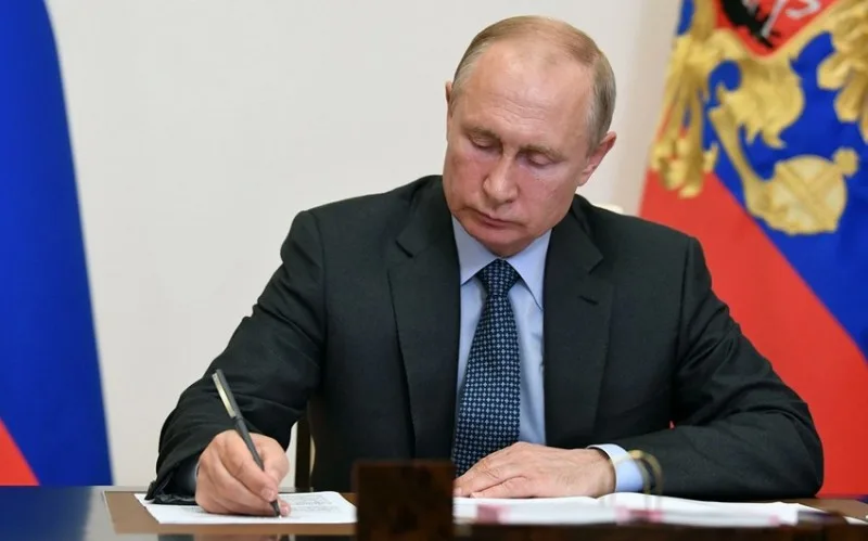 Vladimir Putin azərbaycanlı həkimi təltif etdi