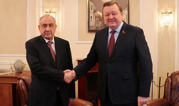 Məhərrəm Əliyev etimadnaməsini Aleynikə təqdim etdi