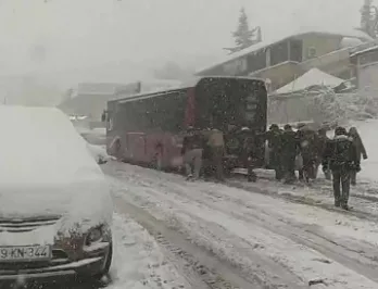 Bakıda yolda qalan avtobusun köməyinə sərnişinlər çatdı - VİDEO
