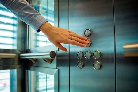 Bakıda binada lift qırılıb, 4 nəfər xəsarət alıb – 2-si uşaqdı - YENİLƏNİB