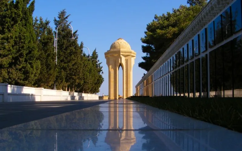 Müdafiə Nazirliyinin şəxsi heyəti Şəhidlər xiyabanda