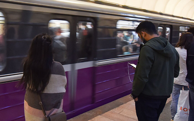 Metroda halı pisləşən sərnişin VƏFAT ETDİ