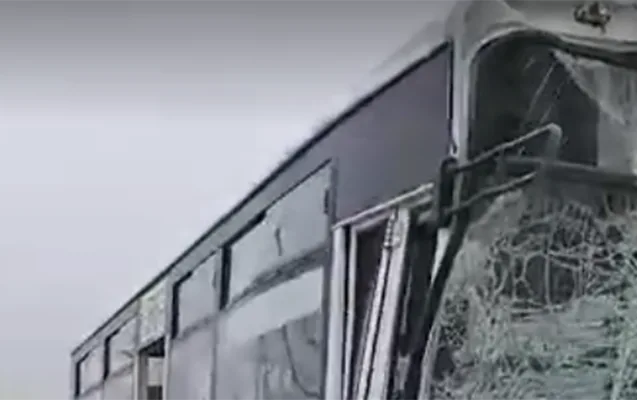 Bakıda avtobuslar bir-birinə çırpıldı - xəsarət alanlar var - VİDEO