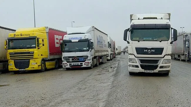 Sərhəddə gözləyən yük maşınlarının SAYI