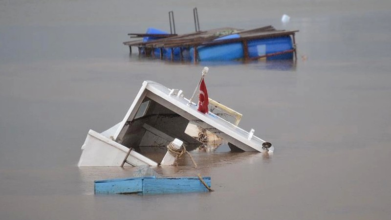 İzmir sahilində gəmi batdı: 3 nəfər öldü