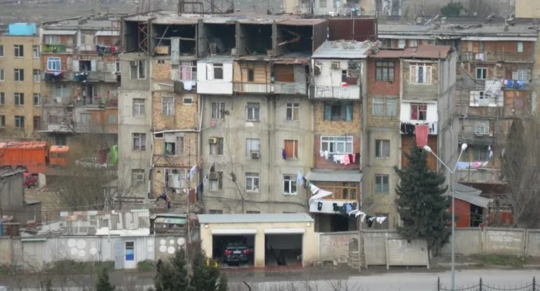 Keçmiş məcburi köçkünlər məskunlaşdığı fərdi evlərdən hələ də çıxmır: Mənzil sahibləri neynəməlidir?