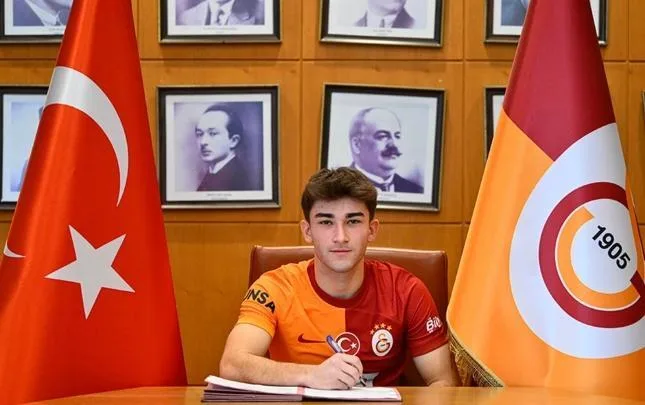 "Qalatasaray" gənc futbolçusu ilə peşəkar müqavilə imzaladı