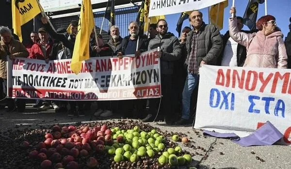 Yunan fermerlər də etiraza başladı - yol bağlandı