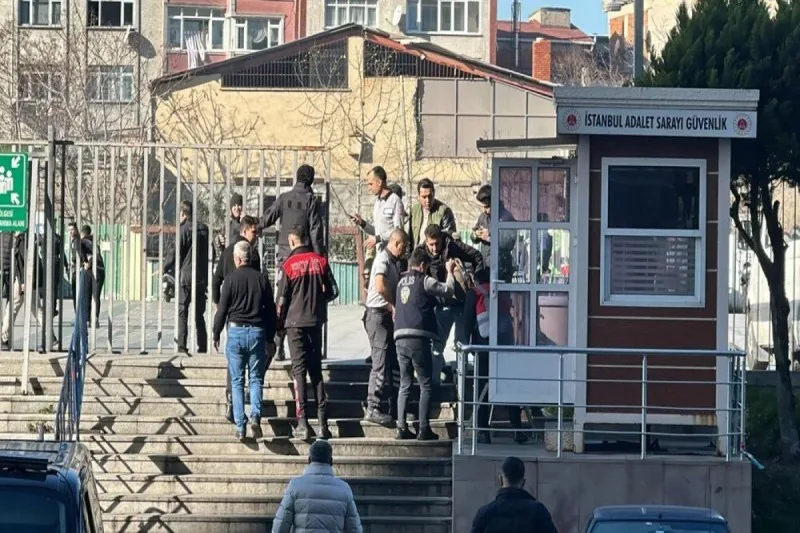 Məhkəmə binasına silahlı hücum: 2 nəfər öldürüldü - VİDEO - YENİLƏNİB