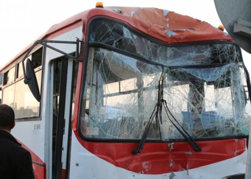 Bakıda sərnişin avtobusu yük maşını ilə toqquşdu - Yaralılar var