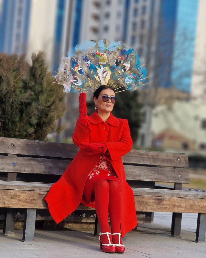 Elzanın seçkiyə özəl geyimi – Bu dəfə başına…