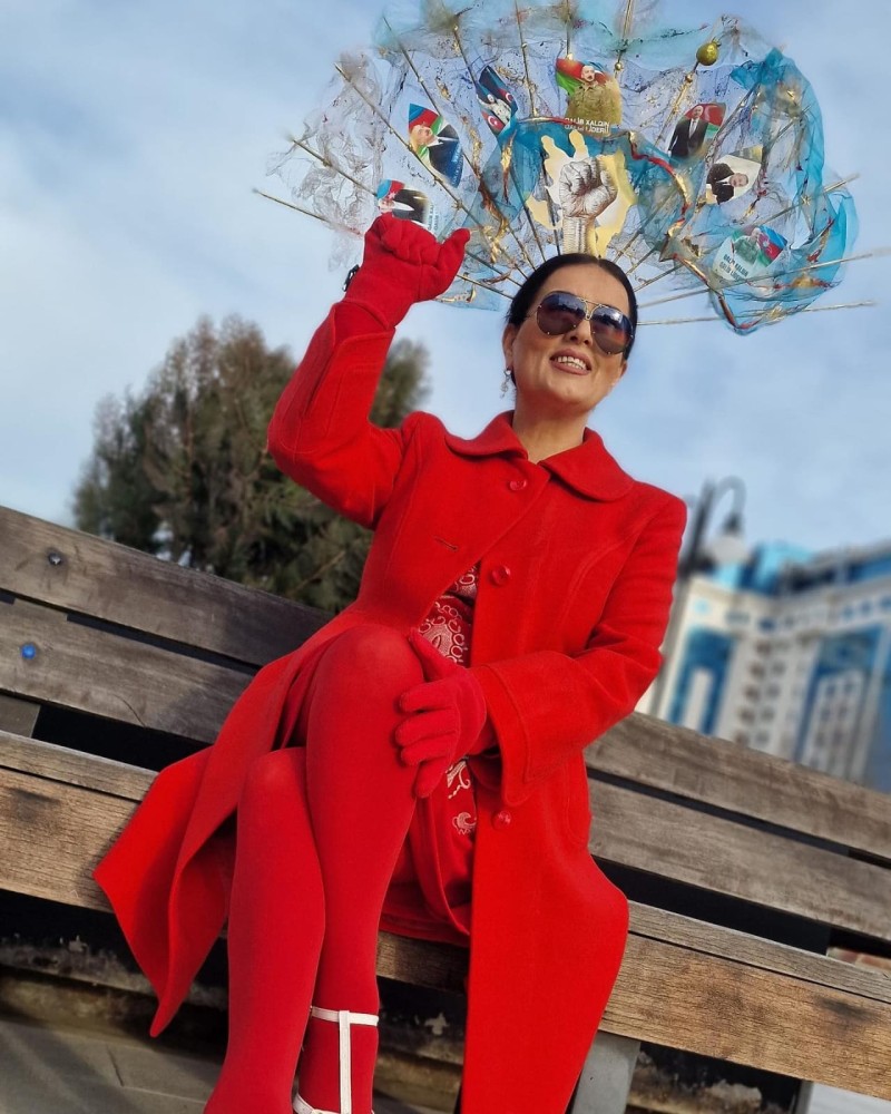 Elzanın seçkiyə özəl geyimi – Bu dəfə başına…