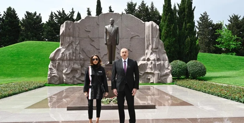 Prezident və birinci xanım Heydər Əliyevin məzarını ziyarət etdilər