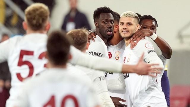 “Qalatasaray” darmadağınla yenidən liderliyi ələ keçirdi