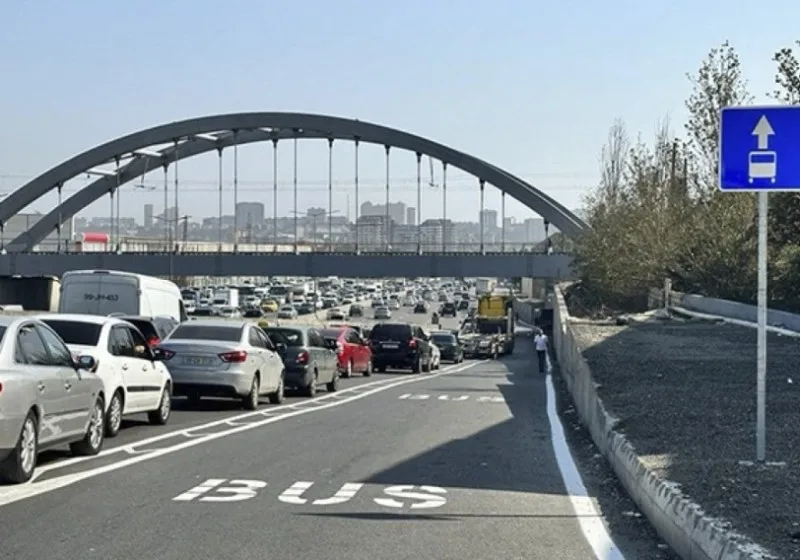 Avtobus zolaqlarının ziyanı xeyrindən çoxdur - Ekspertlər nəyə ETİRAZ EDİR?