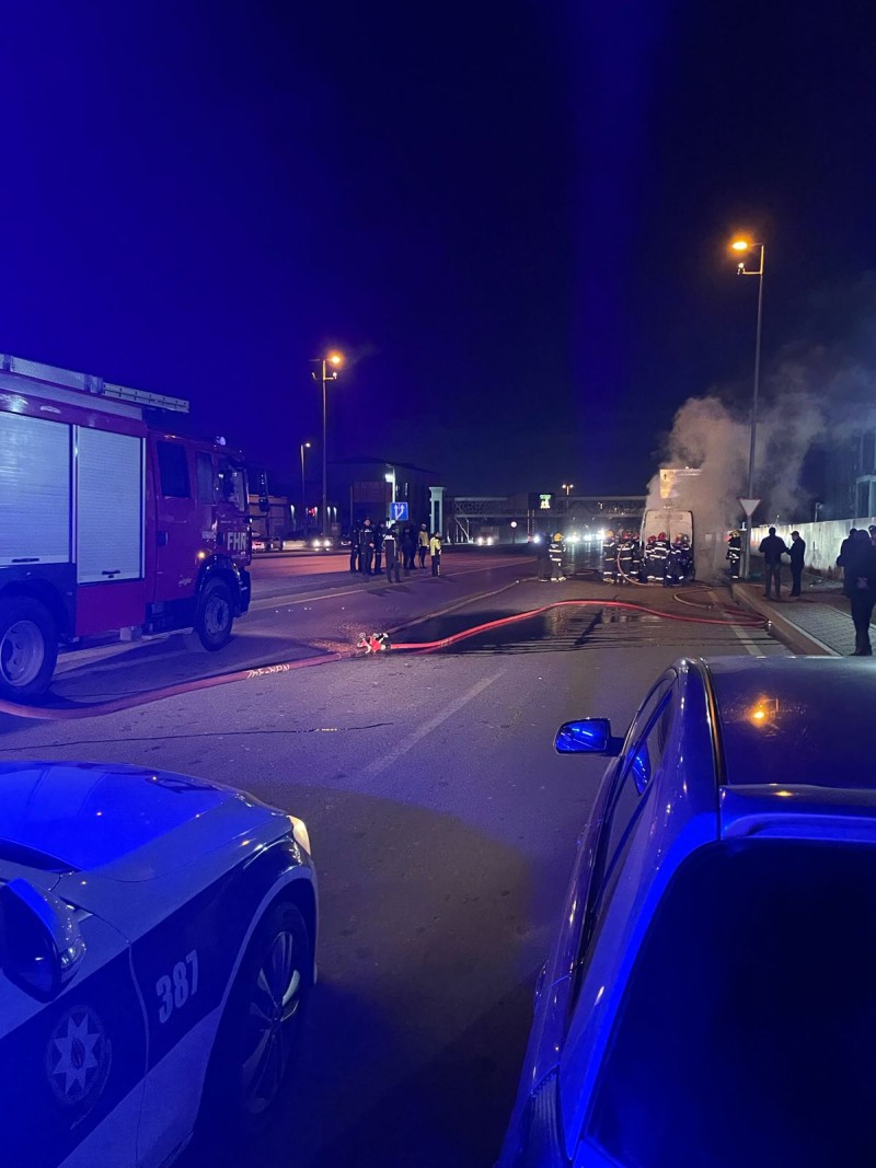 Ziya Bünyadov prospektində maşın yandı - FOTO