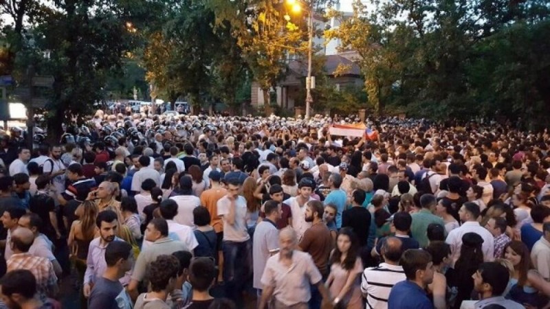 İrəvanda rus sərhədçilərə qarşı aksiya: Rədd olun!