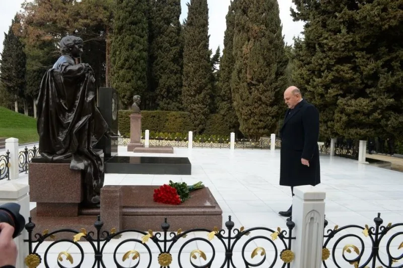 Rusiya Baş naziri Şəhidlər xiyabanını ziyarət edib