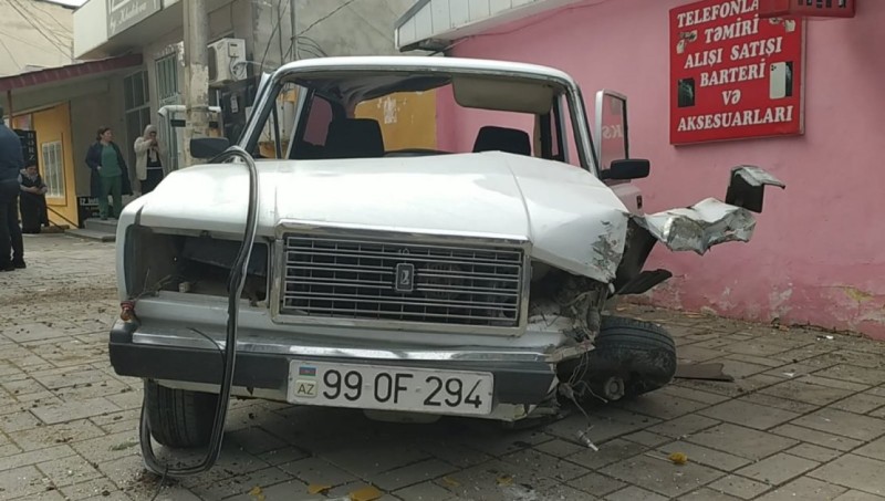 Xaçmazda avtomobil ağaca çırpıldı
