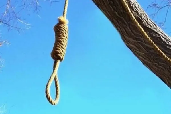 Yevlaxda kişi evinin həyətində özünü asdı