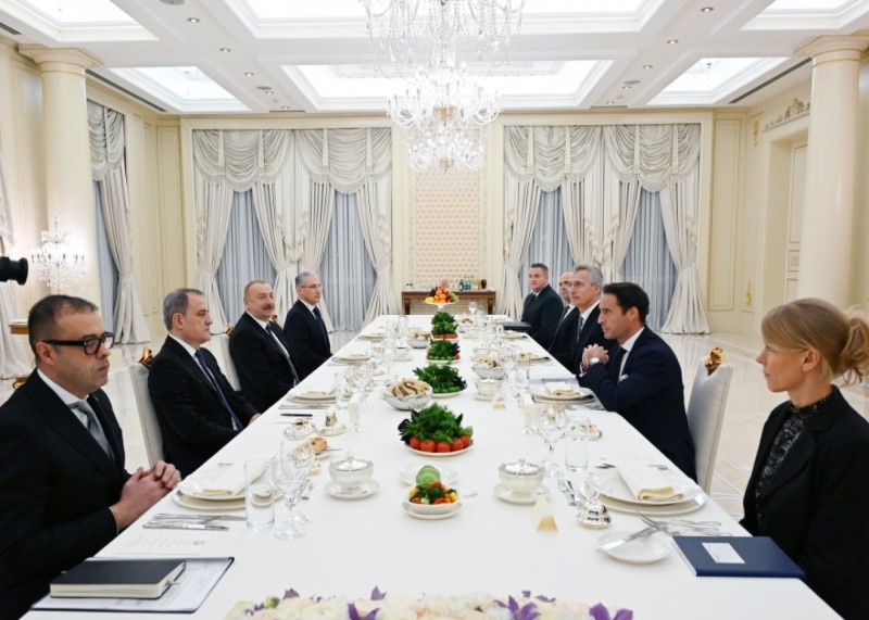 İlham Əliyevlə Stoltenberqin şam yeməyi əsnasında geniş tərkibdə görüşü olub