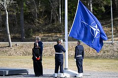 İsveçdə NATO-ya yox şüarı ilə NATO bayrağı qaldırılıb