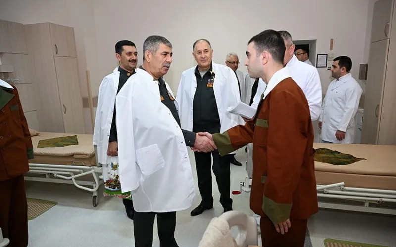 MN-in rəhbərliyi müalicə olunan hərbi qulluqçuları ziyarət edib