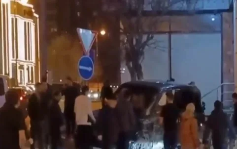 Bakıda yük maşını "Range Rover" ilə toqquşdu - xəsarət alanlar var