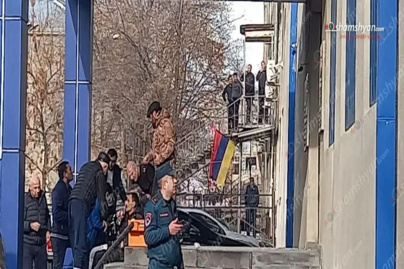 İrəvanda silahlılar polis idarəsinə hücum etdi, yaralılar var - YENİLƏNİB + VİDEO