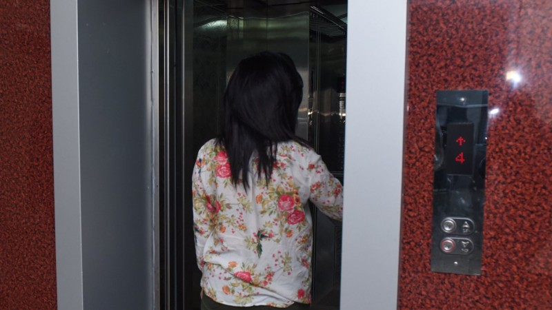 Bakıda 45 yaşlı qadın liftin qapıları arasında qalaraq ölüb