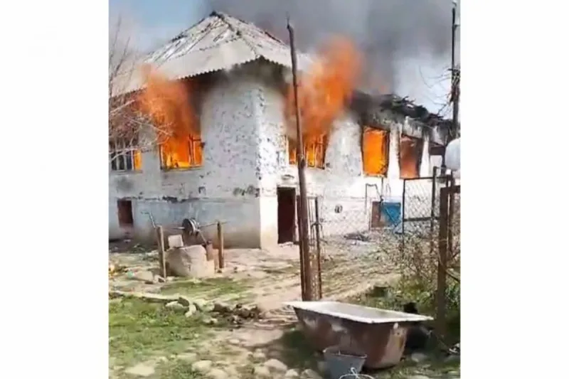 Cəlilabadda ev yandı
