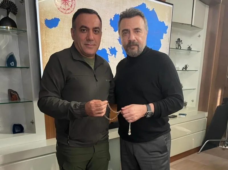 Oktay Kaynarca Emin Həsənliyə təsbeh hədiyyə etdi