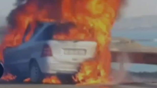 "Saray postu" yaxınlığında avtomobil yanaraq külə döndü - VİDEO
