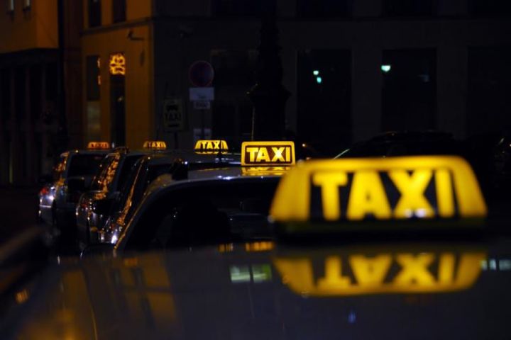 Taksi fəaliyyəti üçün buraxılış vəsiqəsinin rüsumu