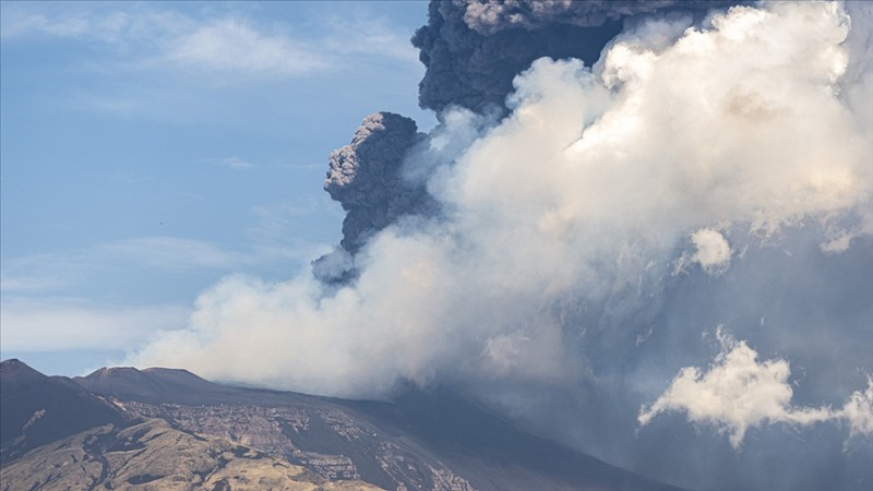 Etna vulkanı yenidən püskürdü