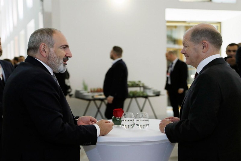 Paşinyan Şolts ilə Azərbaycanla sülh prosesini müzakirə edib