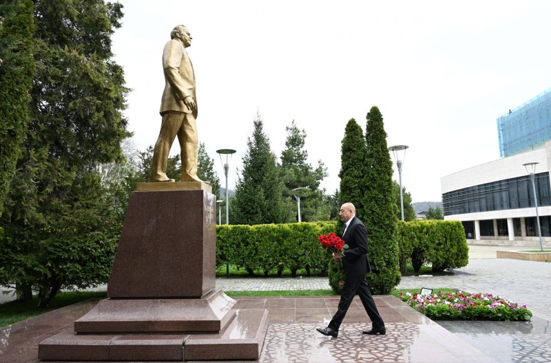 Prezident Qəbələdə Ümummilli Lider Heydər Əliyevin abidəsini ziyarət edib