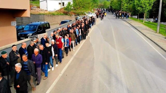 Bayramlaşmaq üçün sıraya düzüldülər - VİDEO