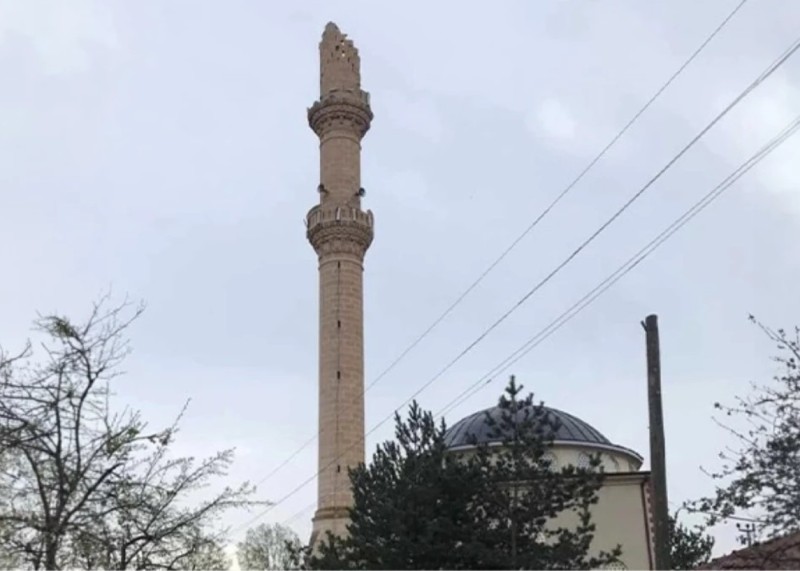 Türkiyədə zəlzələ məscidin minarəsini uçurdu