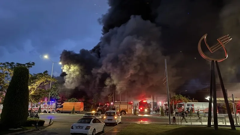 Türkiyədə iki fabrik YANIR - FOTOLAR