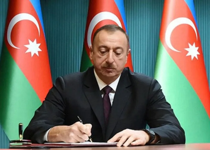 İlham Əliyev Almaniya Prezidentinin iqamətgahında xatirə kitabını imzaladı