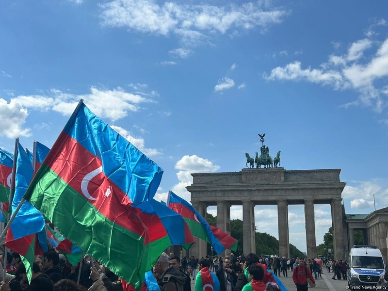 Berlində azərbaycanlıların həmrəylik aksiyası keçirilir - VİDEO