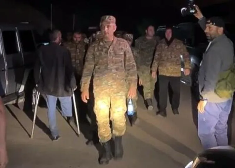 Ermənistanda aksiyaçılara qumbara atdılar: Yaralılar var - ViDEO