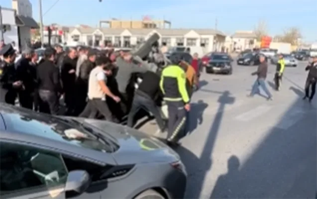 “BMW” “moyka”ya çırpıldı - Sərnişin öldü