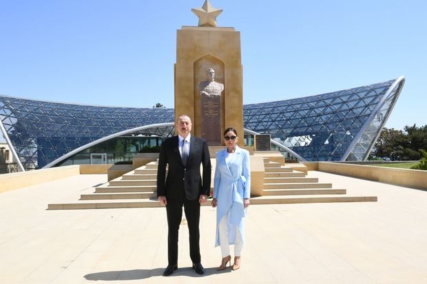Prezident və xanımı Həzi Aslanovun məzarını ZİYARƏT ETDİLƏR