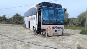 Avtobus xəndəyə aşdı: 4 yaralı