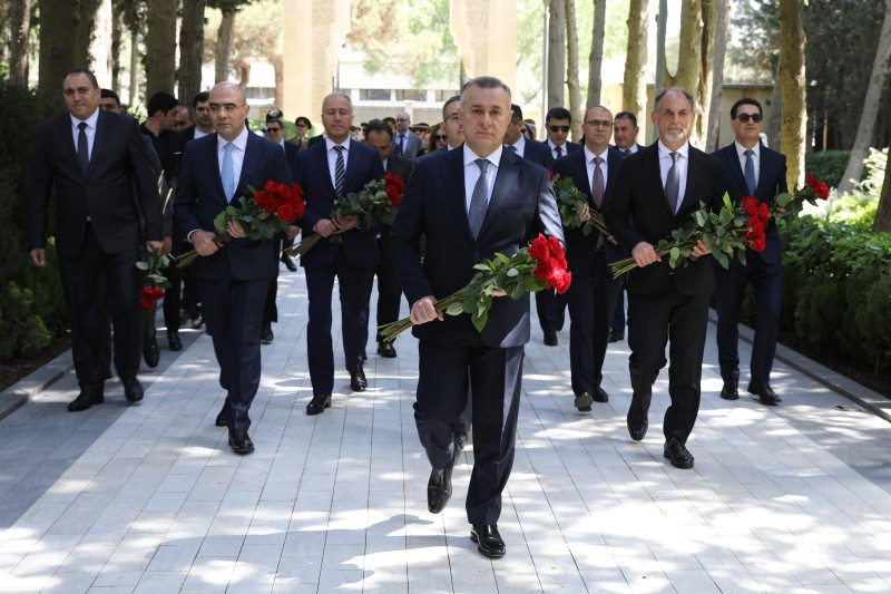 Səhiyyə Nazirliyinin rəhbərliyi və kollektivi ulu öndər Heydər Əliyevin əziz xatirəsini yad etdi - FOTOLAR