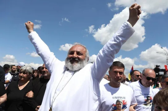 Ermənistanı qatıb-qarışdıran keşiş Kanada vətəndaşıymış